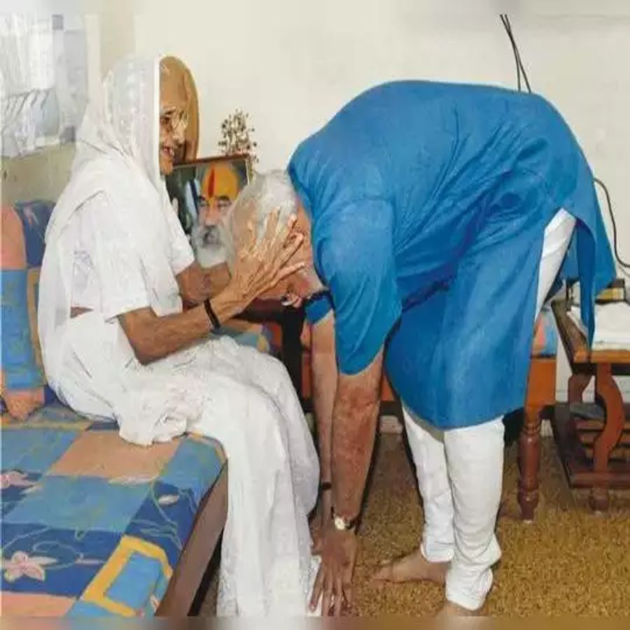વડાપ્રધાન મોદી 2001 માં જ્યારે પહેલીવાર ગુજરાતના મુખ્યમંત્રી બન્યા હતા,ત્યારે તેઓ માતાના આશીર્વાદ લેવા તેમના ભાઈના ઘરે અમદાવાદ ગયા હતા.