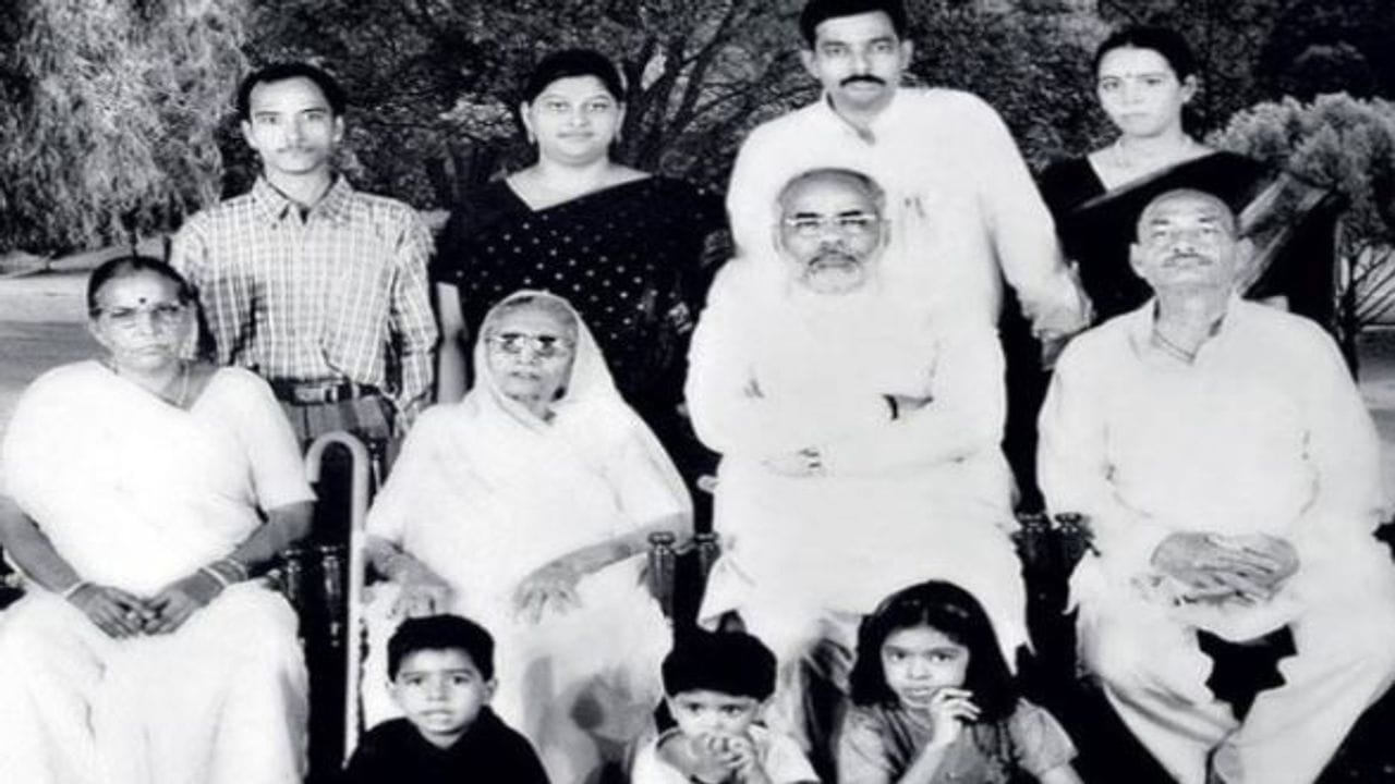 નરેન્દ્ર મોદીના રહેણાંક ઘરથી થોડા અંતરે રામ ટેકરી નામની પ્રાચીન જગ્યા આવેલી છે. ત્યાં ભગવાન રામેશ્વર મંદિર નામનું પ્રાચીન શિવાલય આવેલું છે. બાળપણમાં જ્યારે નરેન્દ્ર મોદી ગામમાં કોઈ જગ્યાએ ના મળે ત્યારે તેમના મિત્રો તેમજ પરિવારજનો ખાસ આ જગ્યાએ જ હશે તેવું માની લેતા હતા. તેમના માતા હીરાબા આ જગ્યાએ આવી ‘નરૂ... નરૂ...’ કહી બૂમ પાડી તેમને બોલાવીને ઘેર લઈ જતા હતા. 
