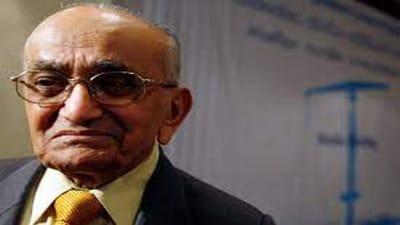 P. N. Bhagwati Profile: ગુજરાતના કાર્યકારી રાજ્યપાલ અને સુપ્રીમ કોર્ટના મુખ્ય ન્યાયમૂર્તિને પીએમ નરેન્દ્ર મોદીએ 'ભારતના કાનૂની બંધુત્વના પ્રતિષ્ઠિત નેતા' નું આપ્યું હતું બિરૂદ