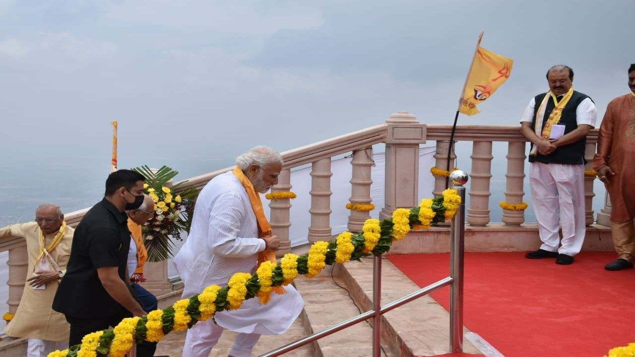 વડાપ્રધાન નરેન્દ્ર મોદી સડસડાટ ચઢી ગયા પાવાગઢના પગથિયા, યુવાનોને શરમાવે તેવી સ્ફૂર્તિ જોવા મળી