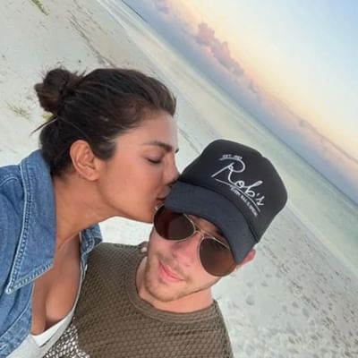 પ્રિયંકા અને નિક પોતાના વ્યસ્ત શેડ્યુલમાં પણ એક બીજાને સમય આપી રહ્યા છે. હાલમાં પ્રિયંકા ચોપરા જોનાસે તેમના પતિ નિકની સાથે વેકેશન એન્જોય કરવા ટર્કસ અને કૈકોસ આઈલેન્ડ પર ફરી રહી છે. જ્યાં બંન્ને ફોટો સોશિયલ મીડિયા પર શેર કર્યા છે.