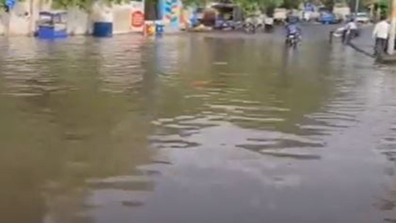 સુરત શહેરમાં મેઘરાજાની ધમાકેદાર બેટિંગ, અનેક વિસ્તારોમાં ભરાયા વરસાદી પાણી