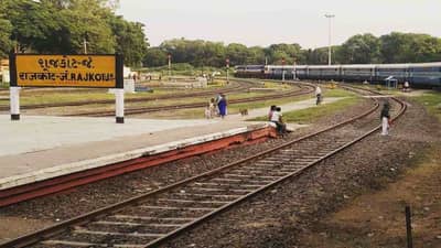 Rajkot : મોરબી- વાંકાનેર પેસેન્જર ટ્રેનને ઉથલાવવાના કાવતરાનો ભેદ ઉકેલાયો, પોલીસે બે વ્યકિતની ધરપકડ કરી