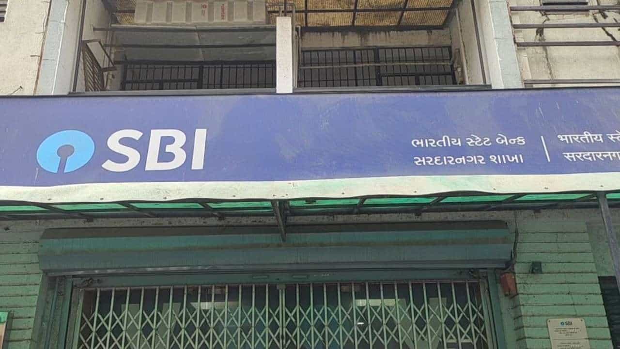 Ahmedabad: બેન્કના સિક્યુરિટી ગાર્ડ અને પોલીસકર્મી વચ્ચે બોલાચાલી બાદ ગાર્ડે ફાયરિંગ કરતાં થઈ જોવા જેવી