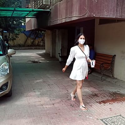 બોલિવૂડ દિવા સારા અલી ખાન તાજેતરમાં જ આઈફા 2022માં શાનદાર પરફોર્મન્સ આપીને મુંબઈ પરત ફરી છે. તે મુંબઈના સાંતાક્રુઝમાં વર્કઆઉટ કર્યા બાદ જોવા મળી હતી. સફેદ રંગના આ શોર્ટ ફ્રોકમાં સારા ખૂબ જ સુંદર લાગી રહી છે.