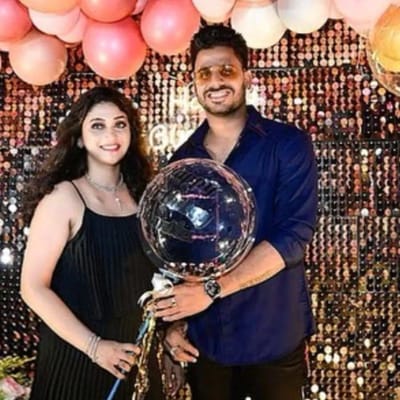 તાજેતરમાં રમાયેલી રણજી ટ્રોફીની ક્વાર્ટર ફાઇનલમાં બંગાળના ખેલ મંત્રી મનોજ તિવારીએ શાનદાર ઇનિંગ રમી હતી અને સદી ફટકારી હતી. મનોજની ગણતરી એક સમયે ભારતના પ્રતિભાશાળી ક્રિકેટરોમાં થતી હતી, પરંતુ તે આંતરરાષ્ટ્રીય ક્રિકેટમાં એટલી સફળતા મેળવી શક્યો ન હતો. મનોજે રમતગમતની દુનિયામાં ઘણા ઉતાર-ચઢાવ જોયા અને હવે તે રાજકારણમાં પોતાની તાકાત બતાવી રહ્યો છે. આ સફર દરમિયાન મનોજ તિવારીની પત્નીએ તેને સારો સાથ આપ્યો.