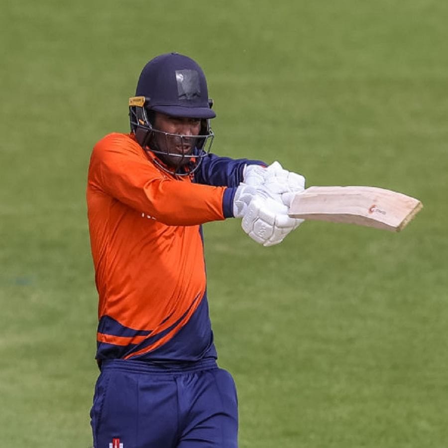 એમ્સ્ટેલવીનમાં રમાઈ રહેલી વનડે સિરીઝની પ્રથમ મેચમાં નેધરલેન્ડને વેસ્ટ ઈન્ડિઝ સામે હારનો સામનો કરવો પડ્યો હતો. વરસાદથી પ્રભાવિત મેચમાં નેધરલેન્ડે 45 ઓવરમાં 7 વિકેટે 240 રન બનાવ્યા હતા, જેના જવાબમાં વેસ્ટ ઈન્ડિઝે 43.1 ઓવરમાં લક્ષ્યાંક હાંસલ કર્યો હતો. વિકેટકીપર શે હોપે અણનમ 119 રન બનાવ્યા હતા. (PC-TEJA INSTAGRAM)