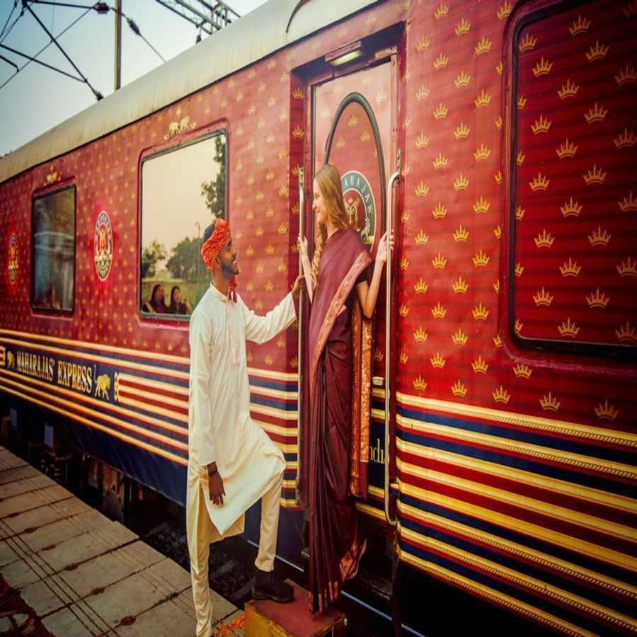 ભારતીય ટ્રેનો ભારતની શાન સમાન છે. ભારતના ખૂણે ખૂણે સુધી પહોંચતી ભારતીય ટ્રેનોની સુવિધામાં વધારો કરવાનું કામ ભારતીય રેલ્વે સતત કરતુ આવ્યુ છે. જો તમે મુસાફરીના શોખીન છો, તમને મુસાફરી કરવાનું પસંદ છે અને તમારું બજેટ સારું છે, તો તમારે એકવાર ભારતની રોયલ ટ્રેનની મુલાકાત અવશ્ય લેવી જોઈએ. વિદેશી પ્રવાસીઓ પણ આ ટ્રેનોની મુસાફરીનો આનંદ માણવા ભારત આવે છે. આમાં બેસવા માટે તમારે એટલુ ભાડુ ચૂકવવું પડે છે કે તે રકમમાં તમે વિદેશ પ્રવાસ કરી શકો.