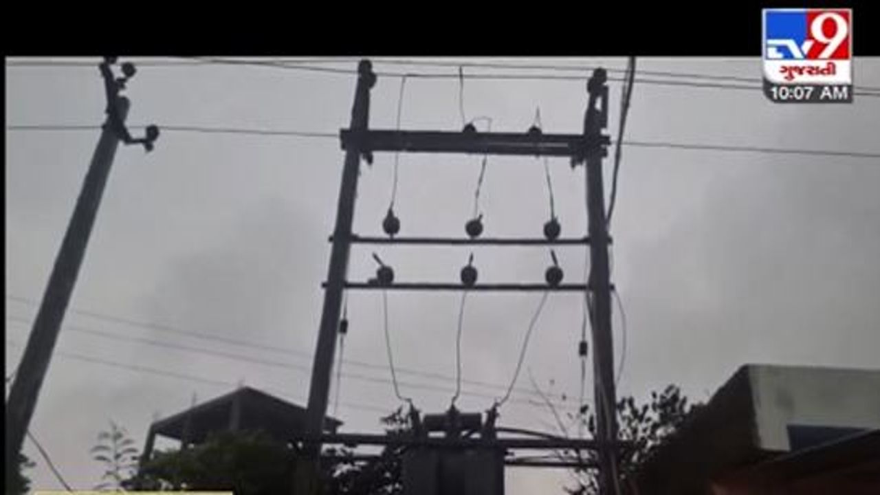 Dahod Rain : દેવગઢ બારિયામાં વીજ ટ્રાન્સફોર્મર પર વીજળી પડતા લાગી આગ, જુઓ Video