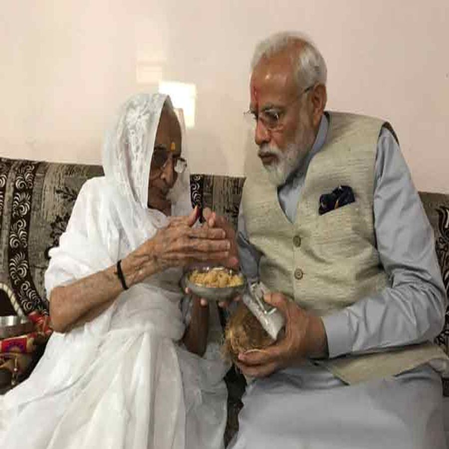 વર્ષ 2017 માં પ્રધાનમંત્રી નરેન્દ્ર મોદી વાઈબ્રન્ટ ગુજરાત ગ્લોબલ સમિટનું ઉદ્ઘાટન કરવા માટે ગાંધીનગરમાં આવ્યા હતા.તે દરમિયાન તેણે માતા હીરાબાના આશીર્વાદ લીધા હતા. બાદમાં બંને માતા-પુત્રએ સાથે બેસીને નાસ્તો કર્યો હતો. 