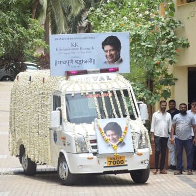 આજે મુંબઈમાં કેકેના અંતિમ સંસ્કારની તમામ વિધિ પૂર્ણ થઈ હતી. આ દરમિયાન ગાયકના અંતિમ દર્શન કરવા લાખોની ભીડ ઉમટી પડી હતી. ગાયકના મૃત્યુથી દરેકને આઘાત લાગ્યો છે. સોશિયલ મીડિયા પર તેના નજીકના અને ચાહકો સતત તેને શ્રદ્ધાંજલિ આપી રહ્યા છે. 31 મેના રોજ કોલકાતામાં તેના છેલ્લા કોન્સર્ટ દરમિયાન ગાયકની તબિયત અચાનક બગડી અને તેણે આખી દુનિયાને અલવિદા કહી દીધું. ચાલો જાણીએ કે દરેકના દિલ પર રાજ કરનાર ગાયકની અંતિમ ઝલક આપવા માટે કયા સેલેબ્સ હાજર રહ્યા હતા.