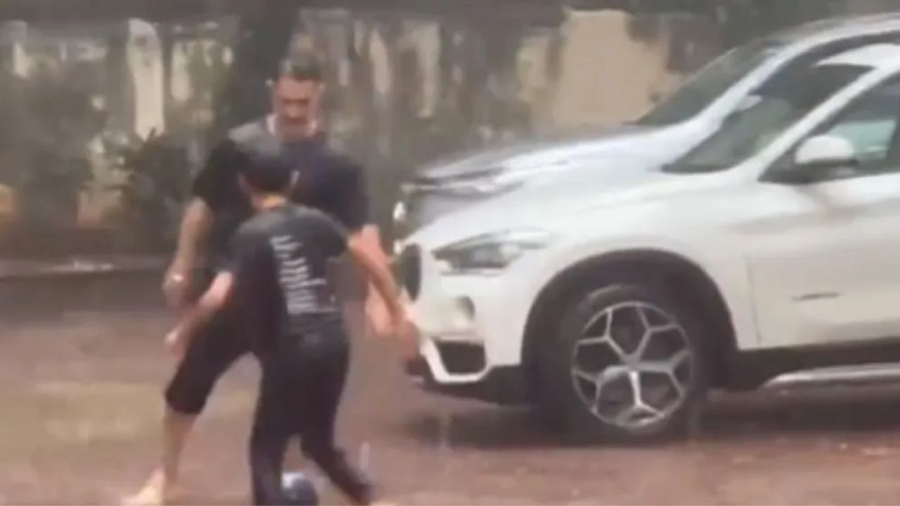 Aamir and Azad Football : આમિર ખાન વરસાદમાં પુત્ર આઝાદ સાથે રમ્યો ફૂટબોલ, દિલ જીતી લેશે પિતા-પુત્રનું બોન્ડિંગ