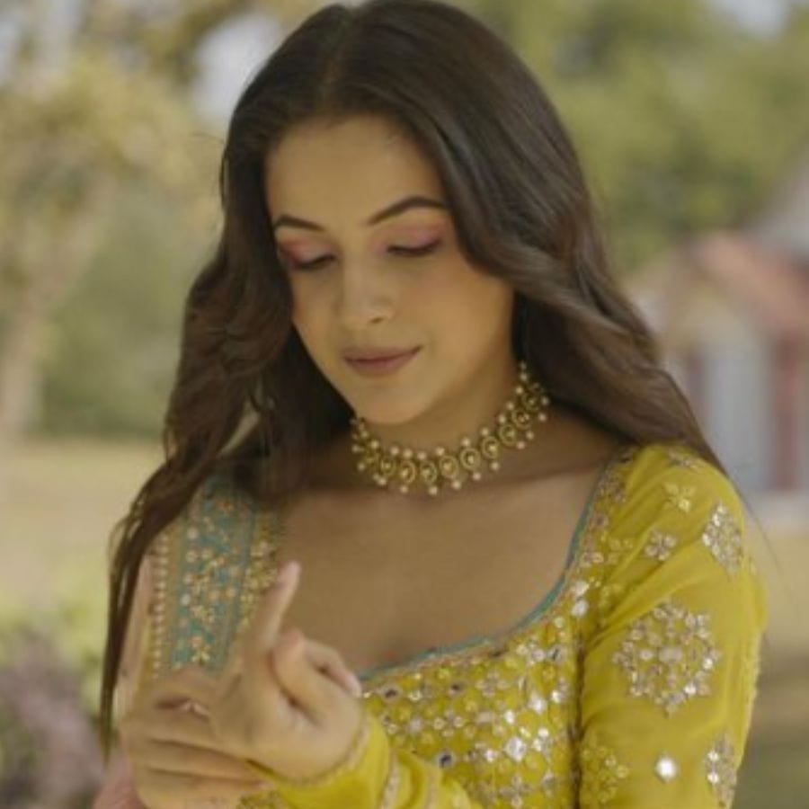 દેશી સ્ટાઈલની સાથે સાથે શહનાઝ પોતાની નેચરલ સ્ટાઈલને સોશિયલ મીડિયા પર તમામ લૂકમાં શેર કરે છે.