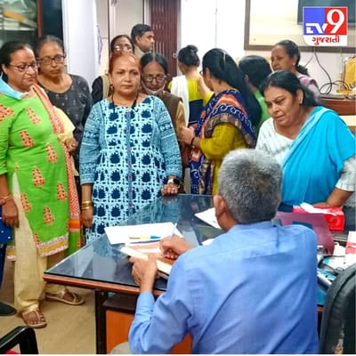  સામાન્ય રીતે સરકારી નોકરીમાંથી નિવૃત્ત થયા બાદ નોકરી કરવાનો વિચાર ગણતરીના લોકોને જ આવતો હોય છે પરંતુ આ બધાથી તદ્દન વિપરીત કિસ્સો સિવિલ હોસ્પિટલમાં જોવા મળ્યો અમદાવાદની સિવિલ હોસ્પિટલ કેમ્પસ ની કિડની હોસ્પિટલમાં એક અનોખો પ્રસંગ જોવા મળ્યો કિડની હોસ્પિટલ માં નર્સિંગ નું કામ કરતી અને રીટાયાર્ડ થયેલી નર્સિંગ વિભાગની બહેનો દ્વારા એક અલગ જ રજૂઆત કિડની હોસ્પિટલના ડાયરેક્ટર ને કરવામાં આવી.