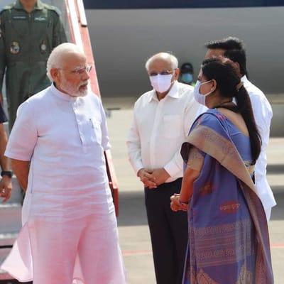 સુરત એરપોર્ટ પર મેયર હેમાલી બોઘાવાળાએ પીએમ મોદીને આવકાર્યા હતા.