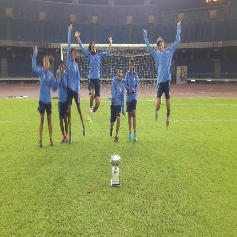  ગુજરાતની મહિલા ફુટબોલ ટીમના કોચ પણ અનેક એવોર્ડથી સન્માનિત છે , ટીમને જીત અપાવવામાં પણ મહત્વની ભૂમિકા છે