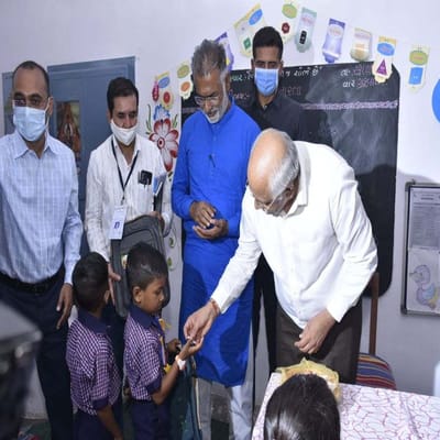 મુખ્યમંત્રીશ્રી ભૂપેન્દ્ર પટેલે 17માં શાળા પ્રવેશોત્સવનો રાજ્યવ્યાપી પ્રારંભ બનાસકાંઠાના વડગામ તાલુકાના મેમેદપુરા ગામની પ્રાથમિક શાળામાં બાળકોનું નામાંકન કરાવીને કર્યો છે.