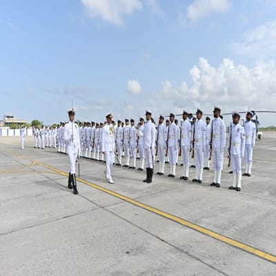 ગુજરાત કોસ્ટગાર્ડની શક્તિમાં વધારો થયો છે. પોરબંદર કોસ્ટગાર્ડમાં આજે વધુ ચાર હેલિકોટપરનો ઉમેરો કરવામાં આવ્યો છે. આ સાથે જ સમુદ્રી સીમા વધુ મજબૂત બનશે.