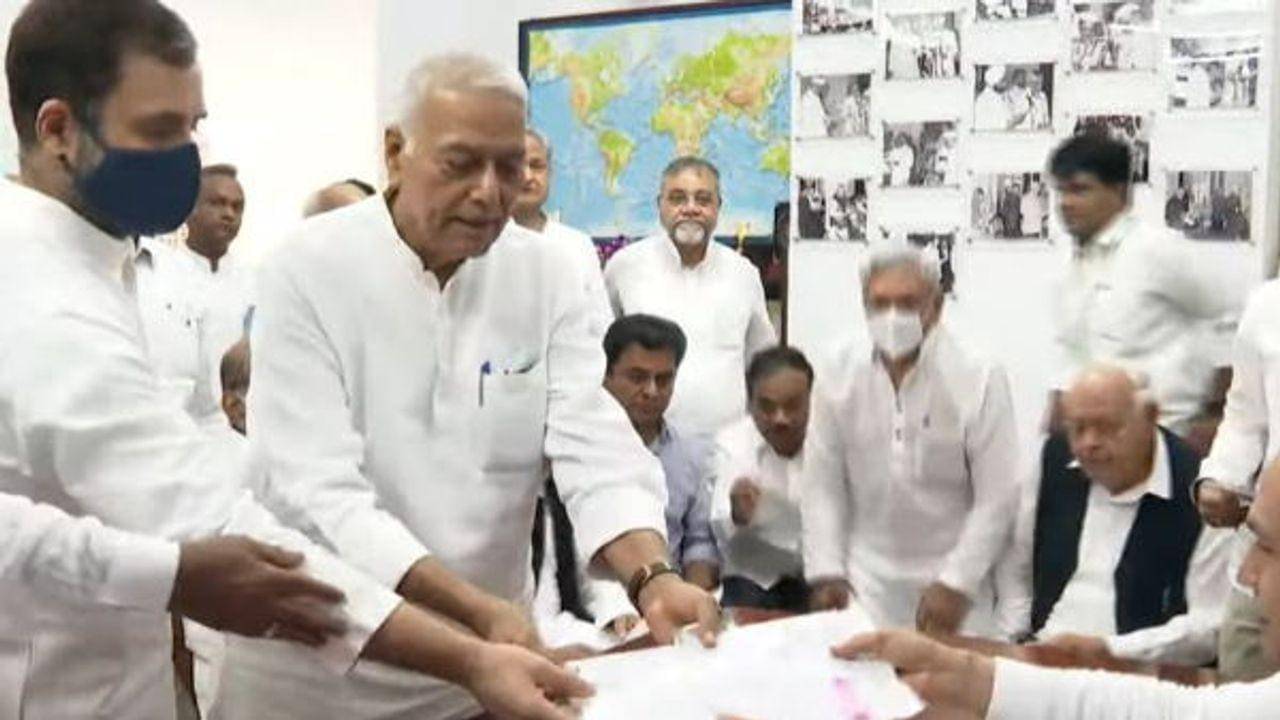 રાષ્ટ્રપતિની ચૂંટણી માટે રાહુલ ગાંધી અને શરદ પવારની હાજરીમાં યશવંત સિંહાએ ભર્યુ ઉમેદવારીપત્ર