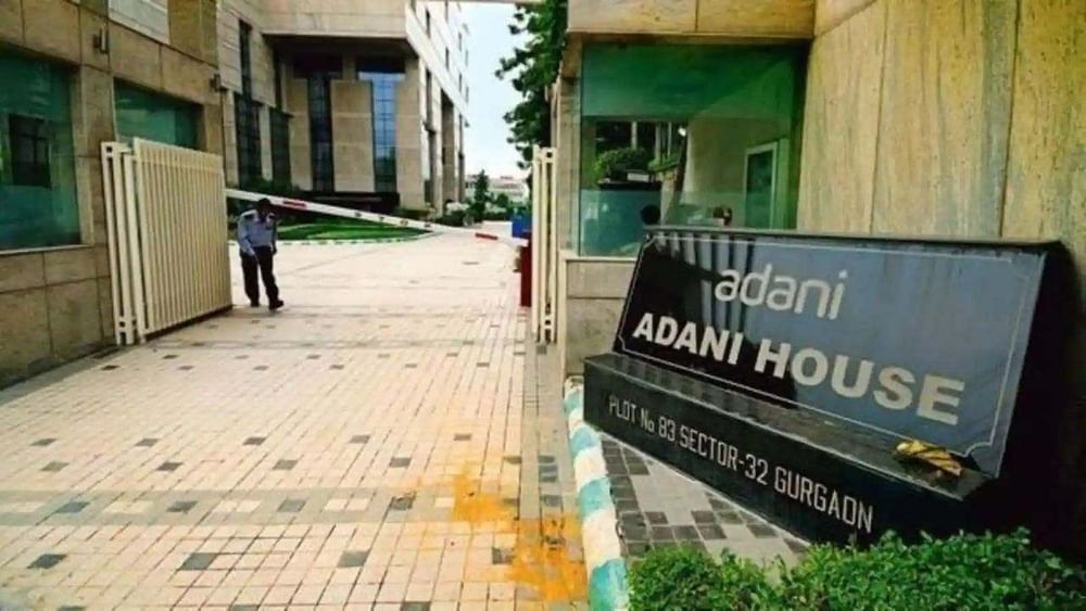 गौतम अडानी अडानी हाउस, दिल्ली।  400 करोड़ रुपये की संपत्ति है।  अडानी के पास भारतीय राजधानी में सबसे महंगे आवास हैं।  उसके पास रुपये थे।  400 करोड़ आदित्य एस्टेट प्राइवेट लिमिटेड ने खरीदा था जिसे अब अदानी हाउस के नाम से जाना जाता है।