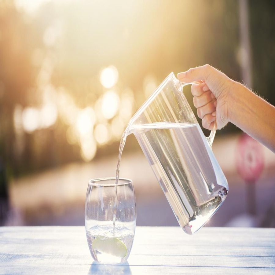 નિયમિત પાણી પીવોઃ માત્ર ડાયાબિટીસના દર્દીઓ જ નહીં, દરેક વ્યક્તિએ સામાન્ય જીવનમાં મુસાફરી દરમિયાન પુષ્કળ પાણી પીવું જોઈએ. પાણી પીવાથી શરીરમાંથી ઘણા ઝેરી તત્વો દૂર થાય છે અને બ્લડ શુગર લેવલ પણ નિયંત્રણમાં રહે છે.
