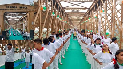 International Yoga Day 2022 : દેશના સૌથી જુના ગોલ્ડન બ્રિજ ખાતે યોગ દિવસની ઉજવણી કરાઈ, પૂલમાં 4633 ફૂટની ગ્રીન કાર્પેટ બિછાવી યોગ કરાયા