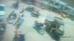 Ahmedabad: જુહાપુરામાં સ્કૂટર નીકળ્યું ત્યારે જ ભૂવો પડ્યો, અંદર પડેલો યુવક ગટરની લાઈનમાં તણાયો