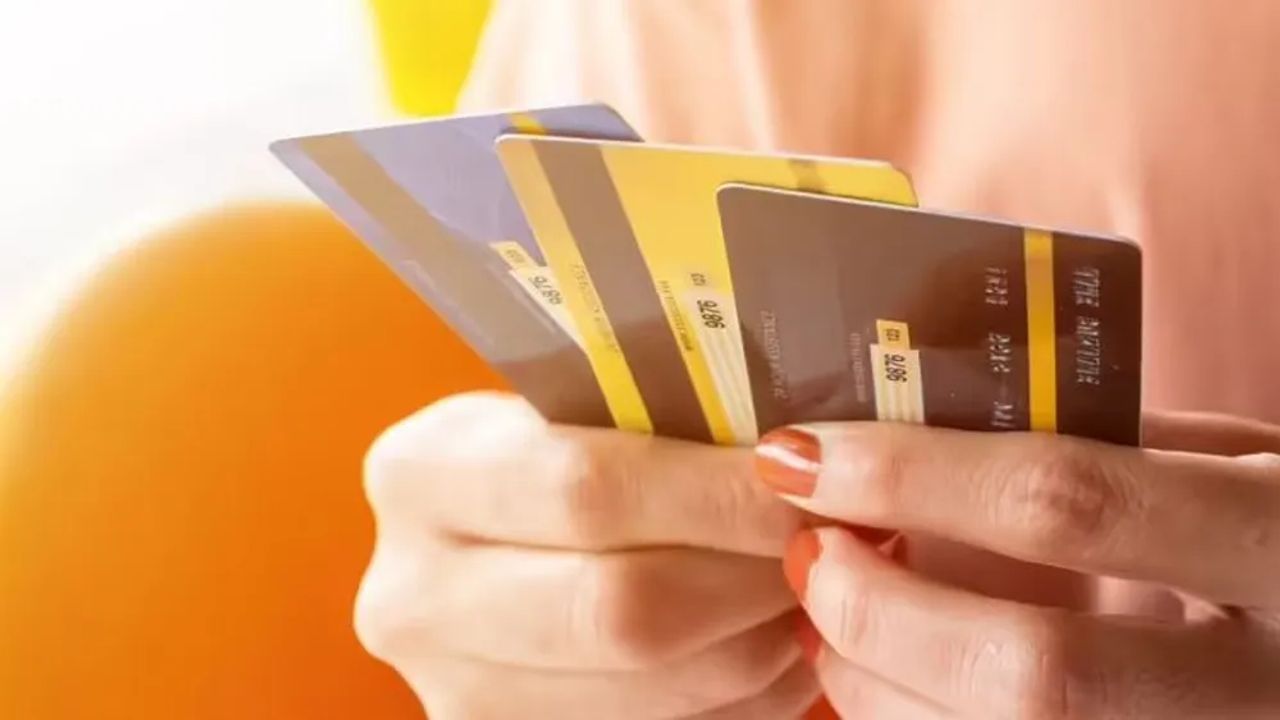 વિચાર્યા વગર ક્રેડિટ કાર્ડનો ઉપયોગ કરવાથી થશે મોટું નુકસાન, આ રીતે લો તમારા કાર્ડનો પૂરો લાભ