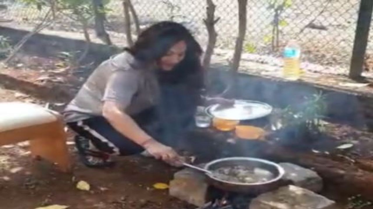 Deepika Chikhalia: રામાયણના 'સીતાજી'એ દેશી ચૂલા પર બનાવ્યું ભોજન, લોકોએ આપી સુંદર પ્રતિક્રિયાઓ