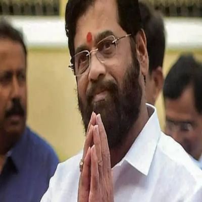 એકનાથ શિંદે શરૂઆતમાં ઓટો ચલાવતા હતા-એકનાથ શિંદેનો જન્મ 9 ફેબ્રુઆરી, 1964ના રોજ મહારાષ્ટ્રના સતારા જિલ્લામાં થયો હતો. તેમના પિતાનું નામ સંભાજી નવલુ શિંદે હતું. થોડા વર્ષો પછી તેમનો પરિવાર સતારાથી મુંબઈ નજીક થાણે રહેવા ગયો. શરૂઆતના દિવસોમાં એકનાથ શિંદે ઓટો ચલાવતા હતા.