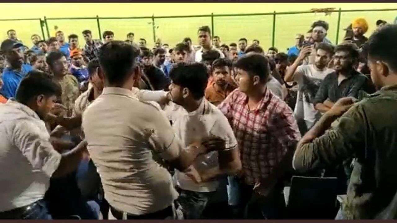 IND vs SA: Fighting between spectators, fight at arun jaitely stadium during india vs south africa match Viral video