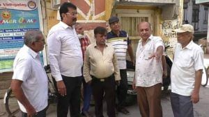 Jamnagar: રખડતા ઢોરના ત્રાસથી સ્થાનિકોમાં રોષ, કોર્પોરેટર દ્વારા કામ ન થતા હોવાનો આક્ષેપ