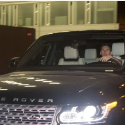 પીએસજીના સ્ટાર ફુટબોલર લિયોનલ મેસ્સી આજે એટલે કે, 24 જૂનના રોજ 35મો જન્મદિવસ ઉજવી રહ્યો છે, છેલ્લા 2 દશકથી  લિયોનેલ મેસ્સી  દુનિયા પર રાજ કરે છે, પોતાની રમતના દમ પર તેમણે અનોખી લાઈફસ્ટાઈલ બનાવી છે જે સામાન્ય લોકોએ સપનામાં પણ વિચાર્યું ન હતુ. દુનિયામાં સૌથી વધુ કમાણી કરનાર આ ખેલાડીની દરેક વસ્તુ મૌંધી અને ખાસ છે, તે પછી ઘર હોય ગાડી કે પ્રાઈવેટ જેટ, તેમની લાઈફ સ્ટાઈલ પણ રાજા મહારાજા જેવી છે(Lionel Messi Instagram)