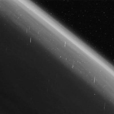 આ ફોટો 31 મે ના રોજ અંતરિક્ષમાંથી પૃથ્વી પર પડતાં ઉલ્કાપિંડનો છે.તેને યાંગવાંગ-1 સ્પેસ ટેલીસ્કોપથી 5 મિનિટનું અવલોકન કરીને પાંચ સીરીઝમાં તૈયાર કરી હતી. આ ફોટો તેમાંથી જ લેવામાં આવ્યો છે.આ ફોટો Tau Herculids નામના ઉલ્કાપિંડના વરસાદ દરમિયાન લેવામાં આવ્યો.