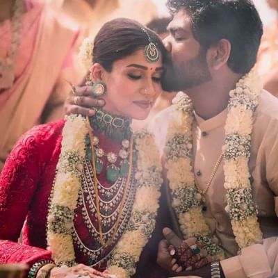 દક્ષિણની ફિલ્મોમાં પોતાના અભિનય કૌશલ્ય સાબિત કરનાર નયનતારાએ 9 જૂન 2022ના રોજ સાત ફેરા લીધા છે. લાખો દિલો પર રાજ કરનારી નયનતારા પોતાના લગ્નમાં કોઈ અપ્સરાથી જેવી લાગી રહી હતી.સાડીથી લઈને જ્વેલરી સુધી અભિનેત્રીએ લગ્નમાં અનોખી શૈલી પસંદ કરી હતી.