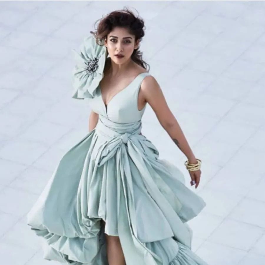 નયનતારાએ ફિલ્મ નિર્માતા વિગ્નેશ શિવન સાથે મહાબલીપુરમમાં સાત ફેરા લીધા છે. આ લગ્નમાં બંનેના પરિવારના સભ્યો અને કેટલાક નજીકના મિત્રોએ જ હાજરી આપી હતી.