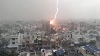 રાજકોટના પડધરી અને દેવભૂમિ દ્વારકાના ખંભાળિયામાં વીજળી પડી, કેમેરામાં કેદ થઈ ગઈ