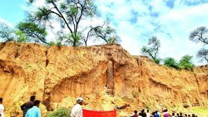Anand News: અભેટાપુરા ગામની સીમના તળાવમાંથી શિવલીંગના આકારનો સ્તંભ ! લોકોની ભીડ પૂજા કરવા ઉમટી