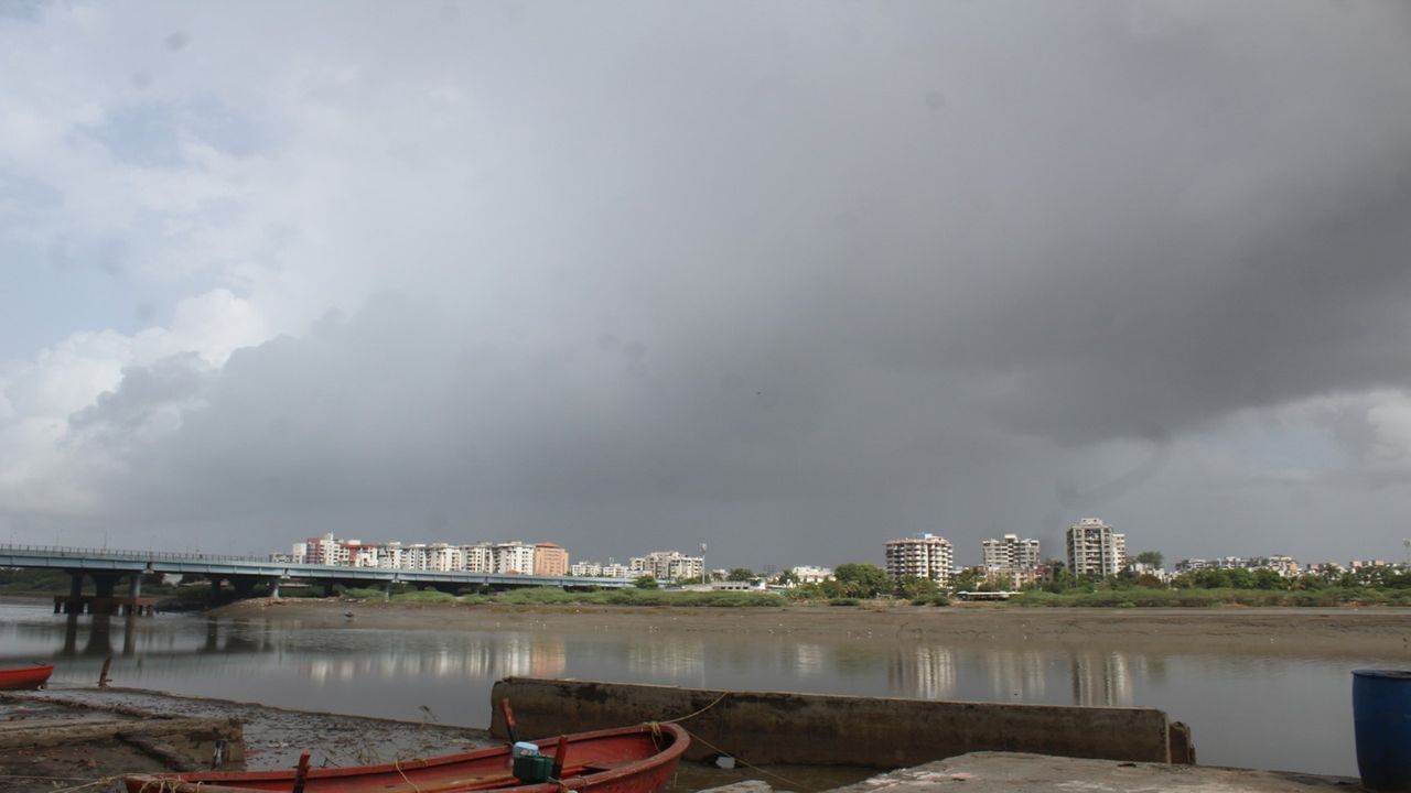 Surat Rain Update : વાદળોની સંતાકૂકડી વચ્ચે ક્યારેક વરસાદ તો ક્યારેક તડકો, શહેરીજનોને ધમાકેદાર વરસાદની રાહ
