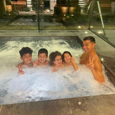 માન્ચેસ્ટર યુનાઇટેડના સ્ટાર અને દિગ્ગજ ખેલાડી ક્રિસ્ટિયાનો રોનાલ્ડોને અમેરિકાની કોર્ટમાંથી રાહત મળી છે, જ્યાં તેના પર મહિલા સાથે બળાત્કાર કરવાનો આરોપ ચાલી રહ્યો હતો. કોર્ટે કેસ આગળ વધારવાનો ઇનકાર કરતા રોનાલ્ડોને નિર્દોષ જાહેર કર્યો હતો(Ronaldo Twitter)