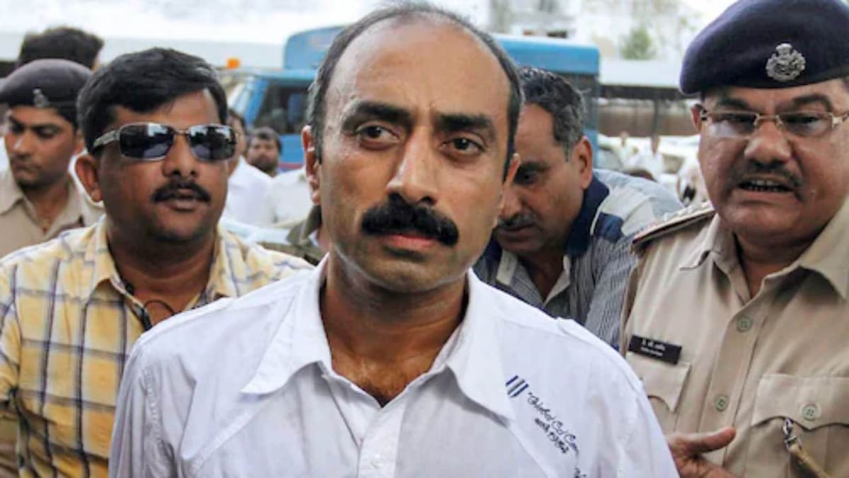 તીસ્તા અને શ્રીકુમાર બાદ સંજીવ ભટ્ટનો વારો, પાલનપુર જેલમાંથી કબજો લેવાશે તીસ્તા અને શ્રીકુમાર બાદ સંજીવ ભટ્ટનો વારો, પાલનપુર જેલમાંથી કબજો લેવાશે