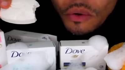 OMG! બિસ્કીટની જેમ ચાવી-ચાવીને સાબુ ખાતો જોવા મળ્યો એક વ્યક્તિ, આ અજીબ કારણથી કર્યું આવું ખતરનાક કામ