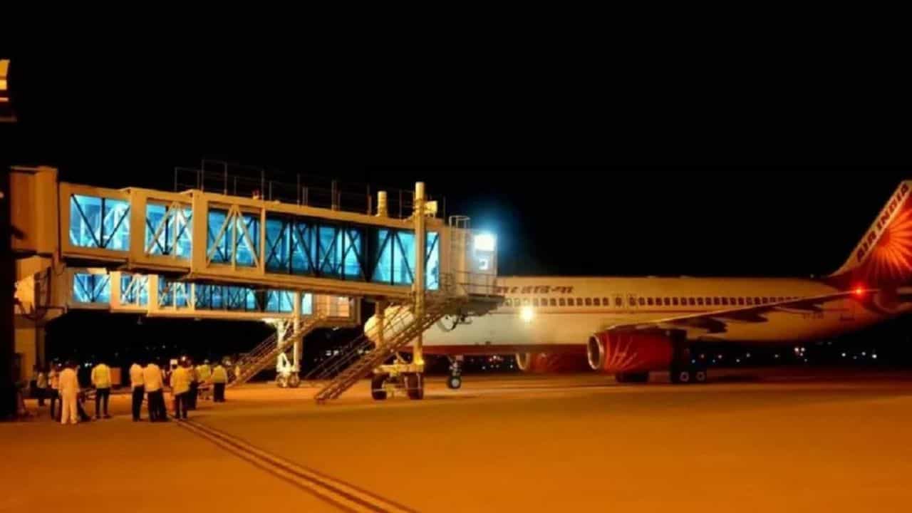 સુરત એરપોર્ટ પરથી એકનાથ શિંદે સાથે શિવસેનાના 34 ધારાસભ્યો, 7 અપક્ષો પણ ગુવાહાટી જવા રવાના, ભાજપના કેટલાક નેતાઓ પણ સાથે હતા !