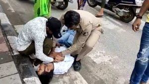 Surat News: જે હાથ કાયદાનું પાલન કરાવે છે તે જ હાથ જીવ પણ બચાવે છે, સુરત પોલીસના જવાનનો જુઓ કાબિલેદાદ VIDEO
