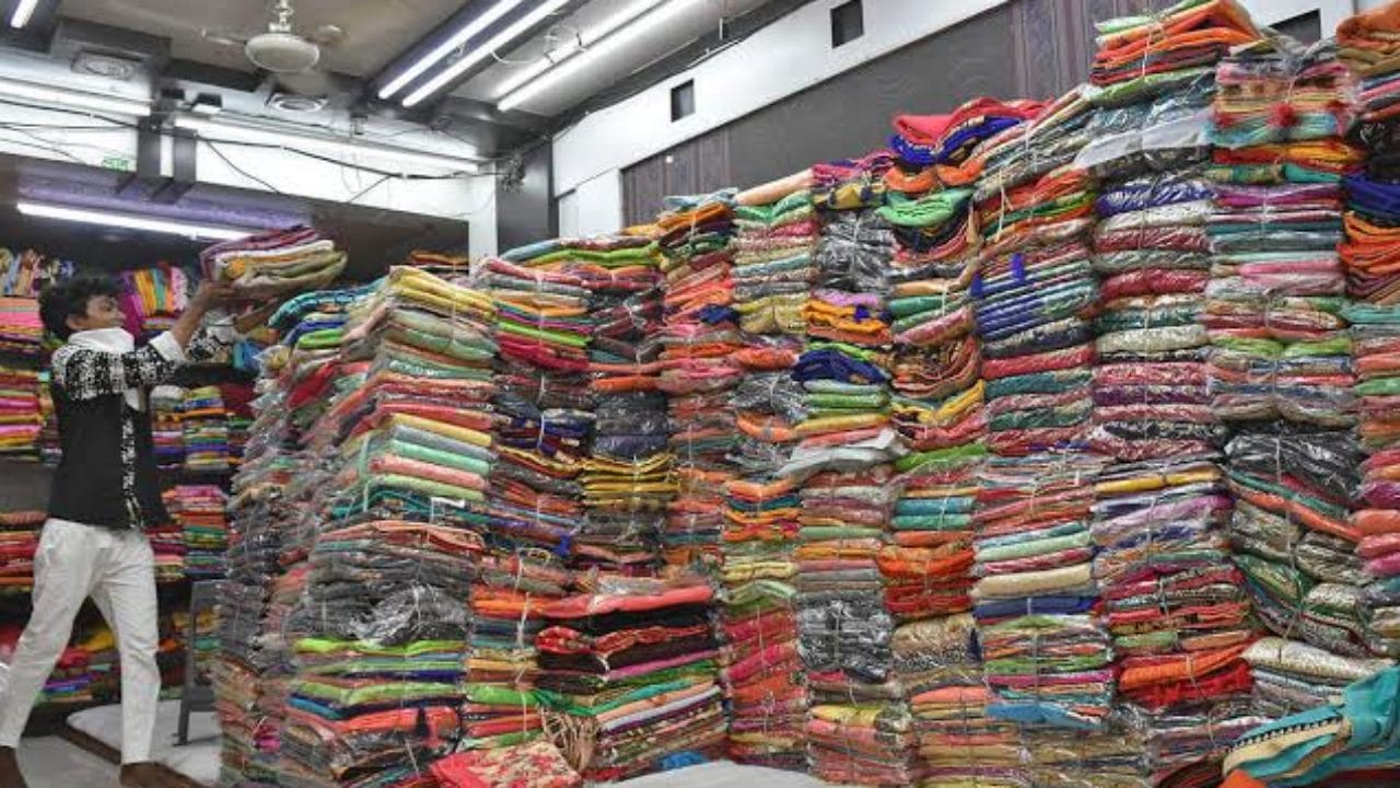 Surat : મુંબઇ સહિતના દક્ષિણના રાજ્યોમાં કોરોનાનાં કેસો વધતા ટેક્સ્ટાઇલ ઉદ્યોગમાં ફરી ગભરાહટ, ધંધા પર અસર પડવાનો ડર