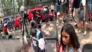 સ્કૂલની ડઝનબંધ છોકરીઓની રસ્તા વચ્ચે થઈ બબાલ, લાતો-મુક્કા અને વાળની ખેંચાખેંચીનો વાયરલ થયો વીડિયો