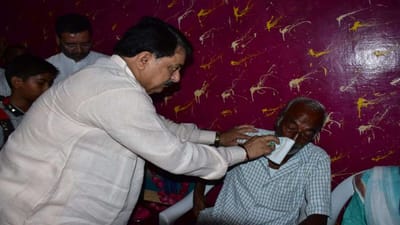 મહેસુલ મંત્રી રાજેન્દ્ર ત્રિવેદીએ આણંદમાં પૂરની આફતમાં જીવ ગુમાવનારા સ્વ.કૃણાલ પટેલના ઘરે જઈને તેમના માતા-પિતાની મુલાકાત લઇ તેમને સાંત્વના પાઠવી હતી. શોકાતુર માતાપિતા અને પરિવારની આંખોમાંથી આ સાથે જ આંસુઓ વહેવા લાગ્યા હતા. રાજેન્દ્ર ત્રિવેદીએ સ્નેહથી પોતાના રૂમાલ વડે બંને વડીલોના આંસુ લૂછ્યા ત્યારે ભાવનાસભર દૃશ્ય સર્જાયા હતા. 