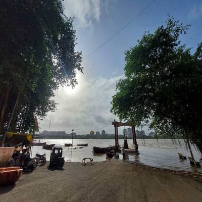 ઉકાઈ ડેમમાંથી છોડવામાં આવેલા પાણીના કારણે હાલ સુરતના તાપી કિનારે સુંદર દ્રશ્ય ઉભા થયા છે. તાપી કાંઠે અને ઓવારા પર ફોટો ક્લિક કરાય તેવા દ્રશ્યો ઉભા થતા સુરતીઓ મોટી સંખ્યામાં આ દ્રશ્ય જોવા ઉમટી પડતા હોય છે.