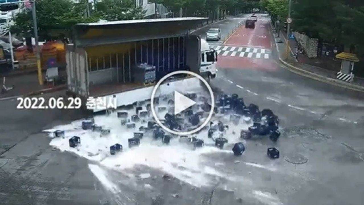 Viral Video : રસ્તા પર અચાનક પડી ગઈ બિયરની 2000 બોટલો, પછી લોકોએ કર્યું એવું કામ કે બધા કરવા લાગ્યા વખાણ