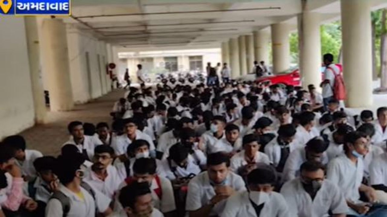 Ahmedabad : આંદોલનની પર્યાય બની બી.જે. મેડિકલ કોલેજ, ફરી MBBSના વિદ્યાર્થીઓ ધરણાના માર્ગે
